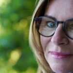 Selbstsabotage beim Abnehmen: Spiegelmotiv als Bild fuer innere Widersprueche und Selbstbeobachtung.
